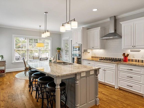 3rd image of 1404 Ivy Ln