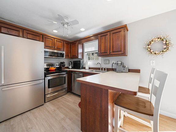 3rd image of 194 Fieldstone Drive