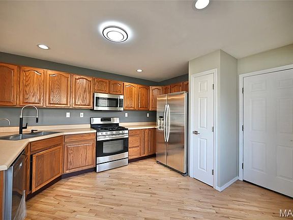 5th image of 3235 Country Knoll Dr