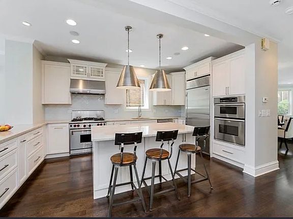 2nd image of 3833 N Claremont Ave