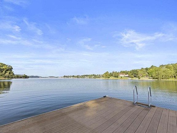 3rd image of 983 Lake Ridge Dr