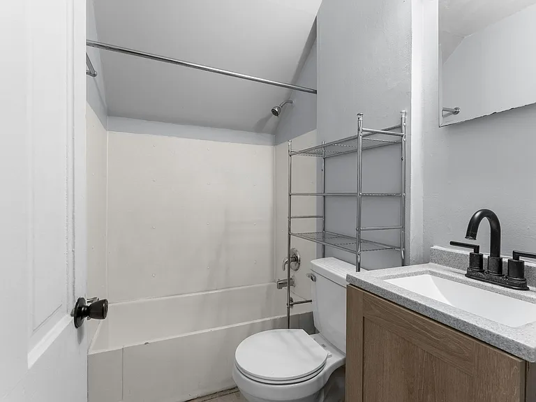 917 W 12th St — Photo 15