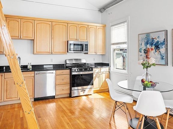 3rd image of 390 Norfolk St #3