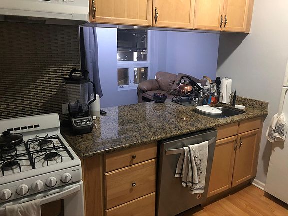 2nd image of 2566 N Lincoln Ave #205