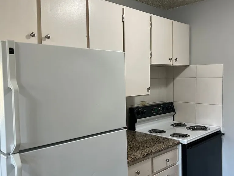 Surrey Square Apartments — Photo 12