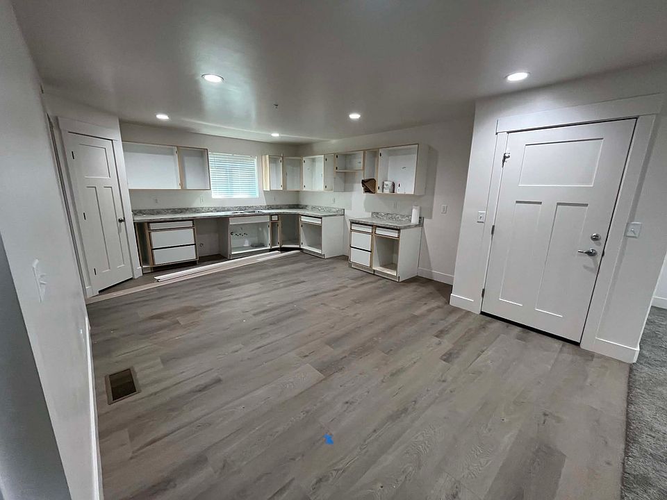 Kitchen, front door (right), pantry door (left)
