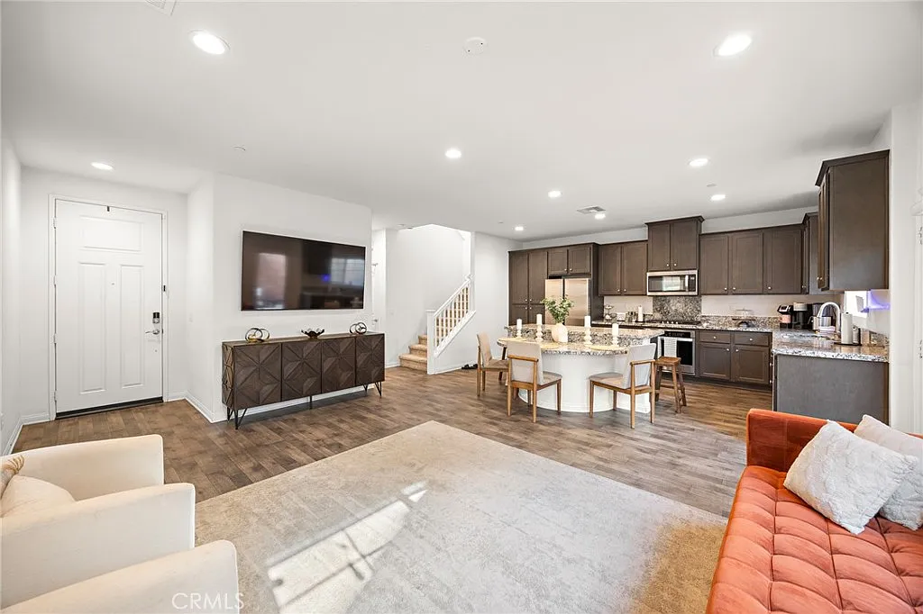3 bed, 2.5 bath, 1642 sqft, $3,500 — Photo 3