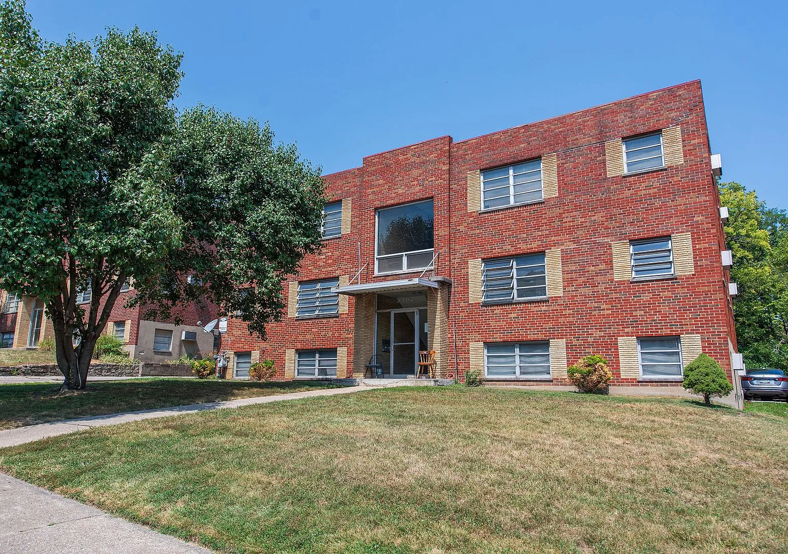 3298 Camvic Terrace Apartments — Photo 2