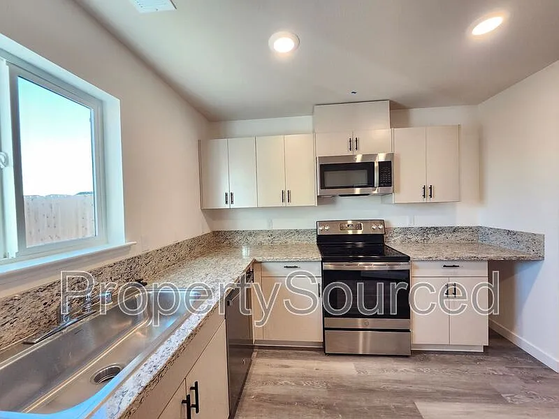 Building Photo - 934 W Alameda St #B