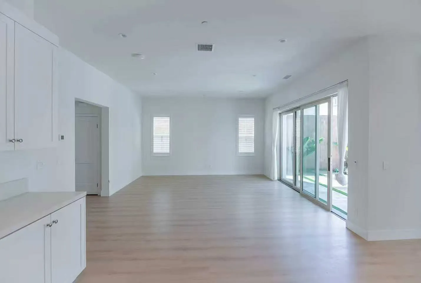 4 bed, 2.5 bath, 2400 sqft, $6,900 — Photo 4