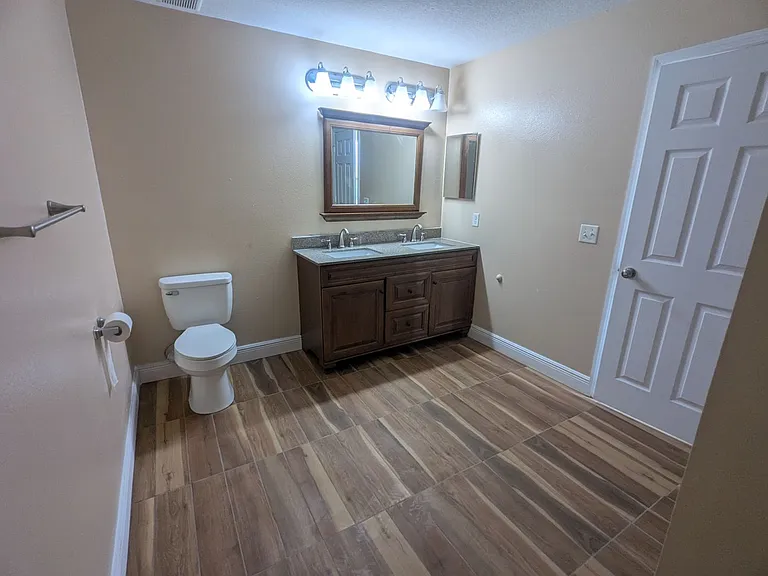 1628 Strathmore Cir — Photo 27