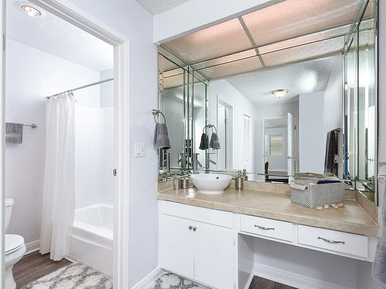 The Californian Apartments- HB — Photo 37