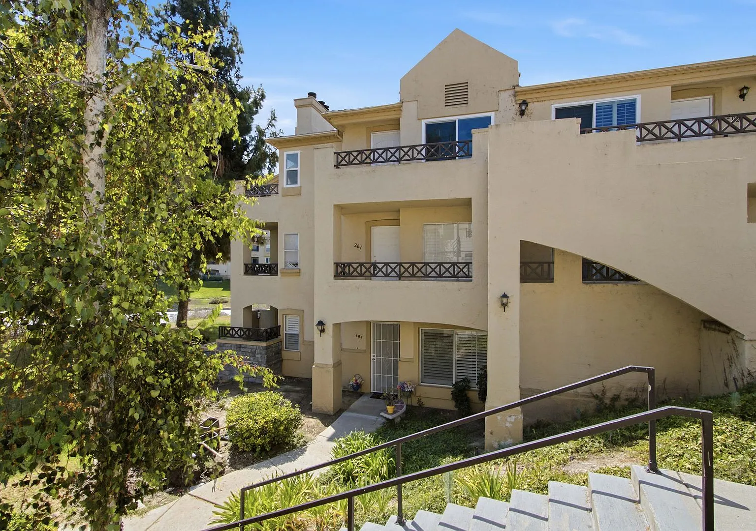 Open 3-Bedroom, 2-Bath Condo With Lake Views! — Photo 1