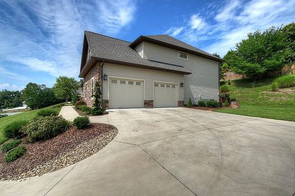 4th image of 1040 Broad Leaf Dr