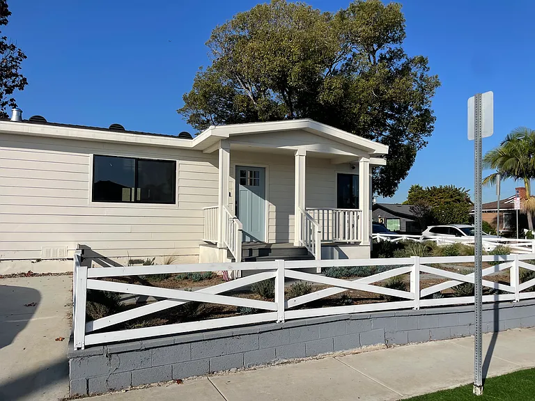 14005 Ocean Gate Ave — Photo 2