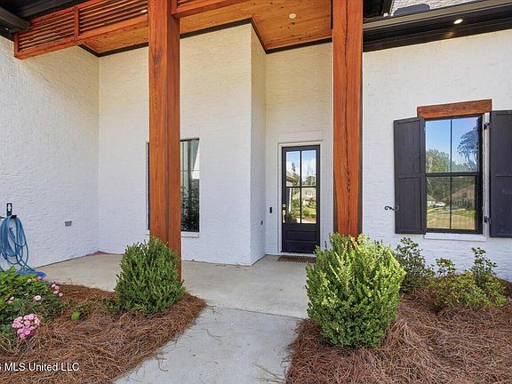5th image of 262 Reservoir Way