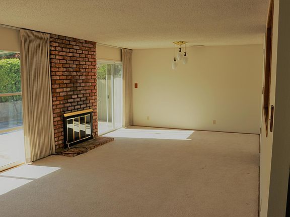 3rd image of 1075 Robbia Dr