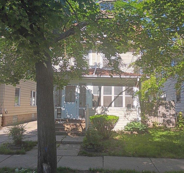1st image of 320 Huron St
