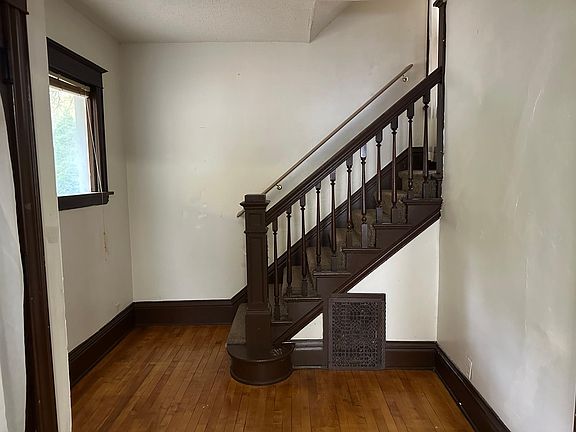 4th image of 2422 Lyndale Ave N