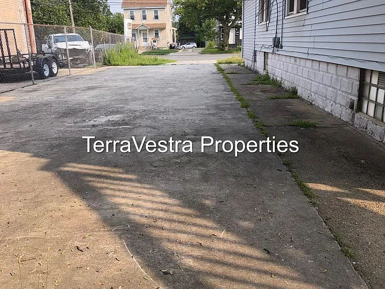 424 W Broad Street — Photo 26