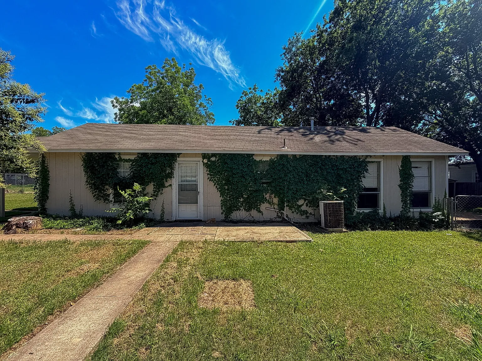 3 bed, 1.5 bath, 1076 sqft, $1,450 — Photo 3