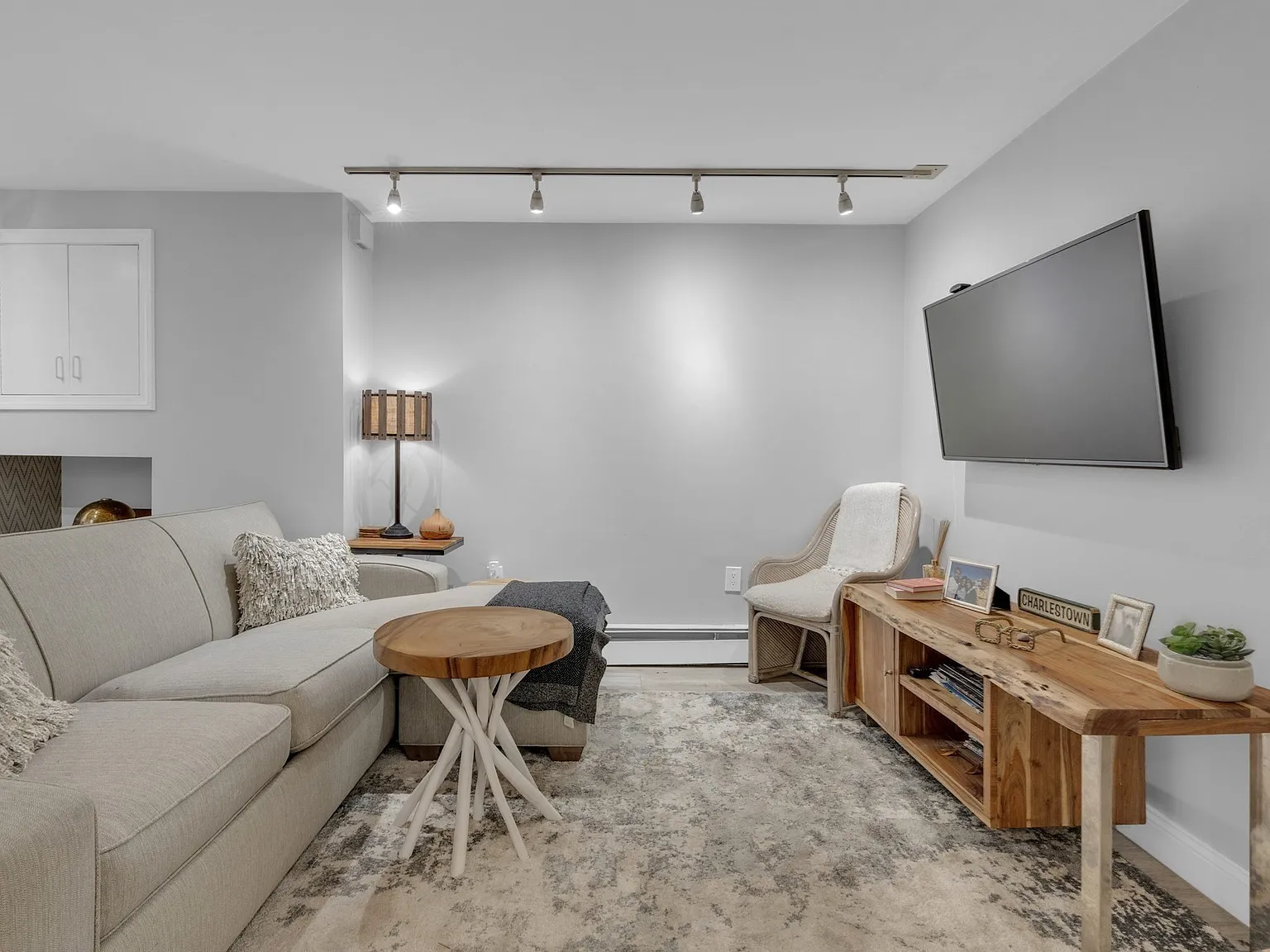 1 bed, 632 sqft, $3,950 — Photo 3
