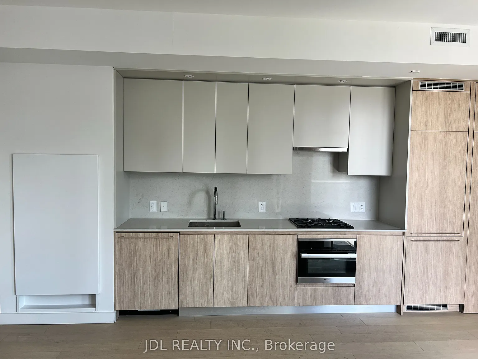 81 Wellesley St E — Photo 2