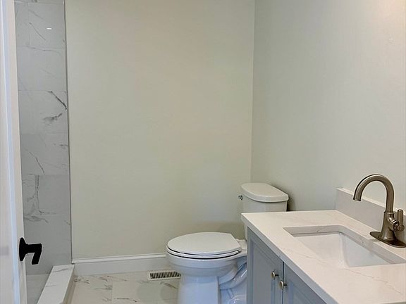 5th image of 37 Karen St