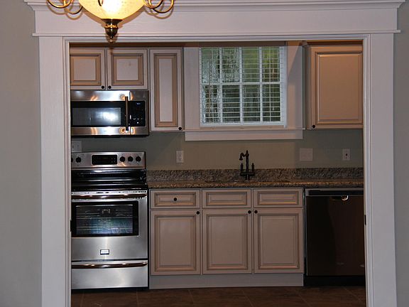 5th image of 503 Iris St