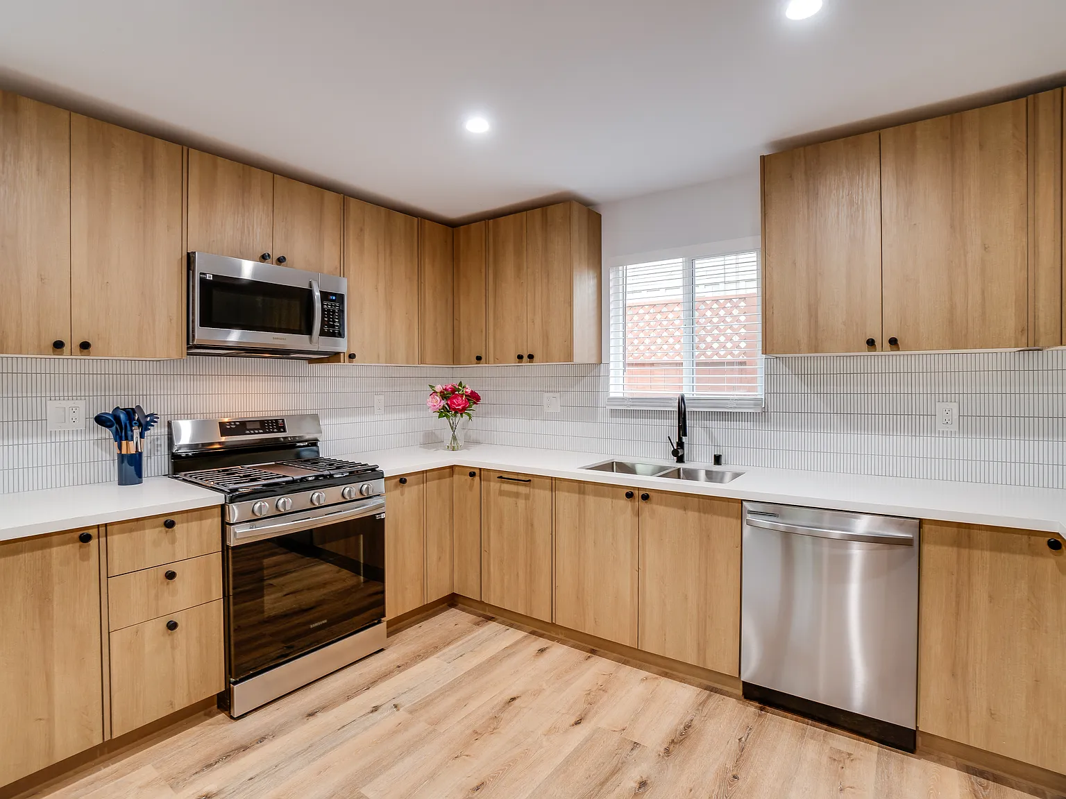 2 bed, 867 sqft, $5,950 — Photo 3