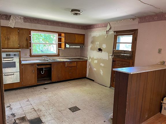 3rd image of 889 Spiral St