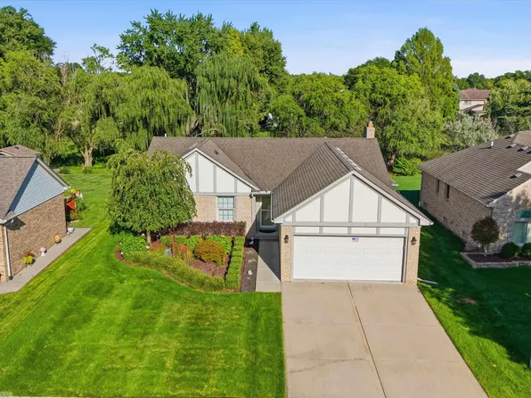 46268 Tally Ho Dr, Macomb, MI 48044