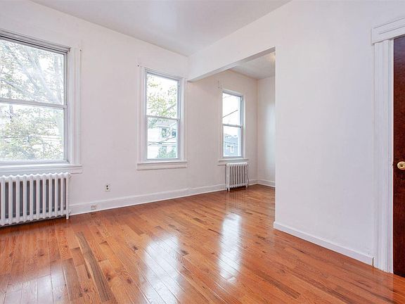 4th image of 164 Mallory Ave #2