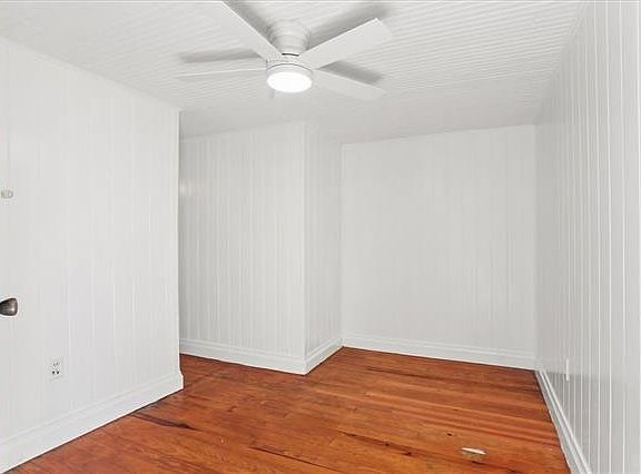 2nd image of 6038 Laurel St