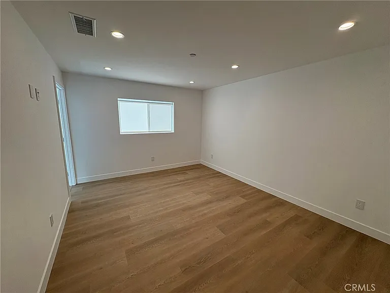 14165 Calvert St — Photo 11