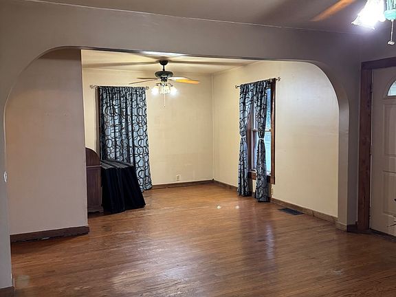 4th image of 609 N Main St