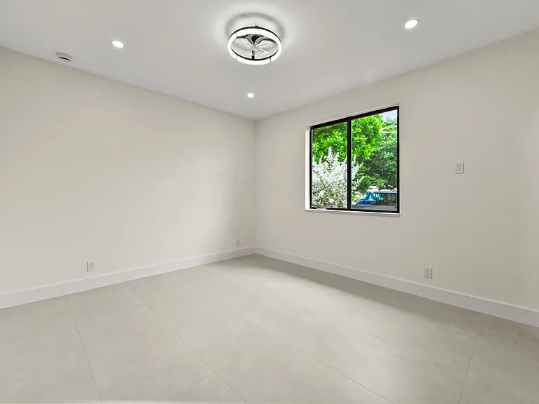 621 NW 42nd Ave — Photo 30