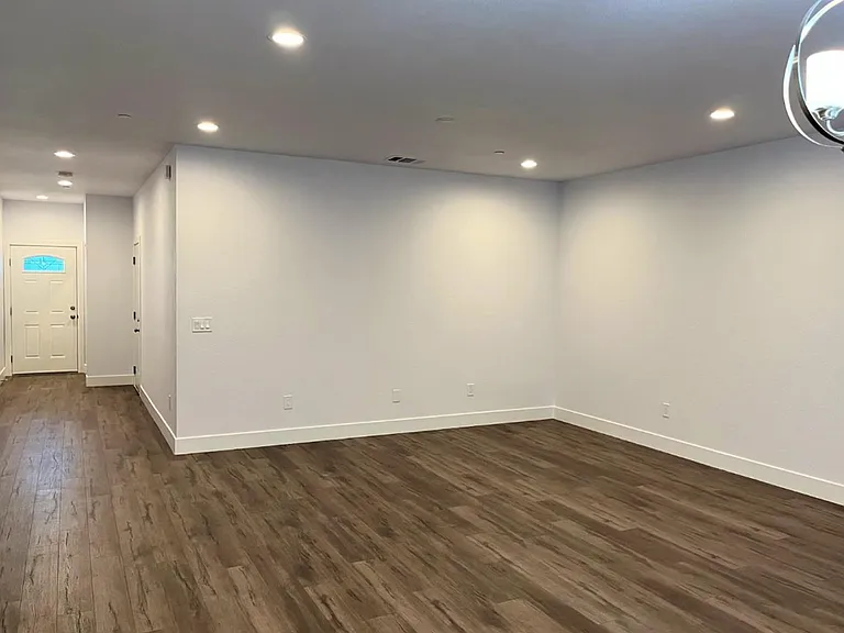 610 Santiago Ave — Photo 2