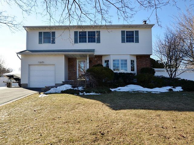 1st image of 7 Holly Dr