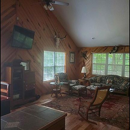 4th image of 37 Riverside Dr