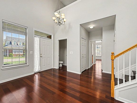 2nd image of 4304 Gateway Cir