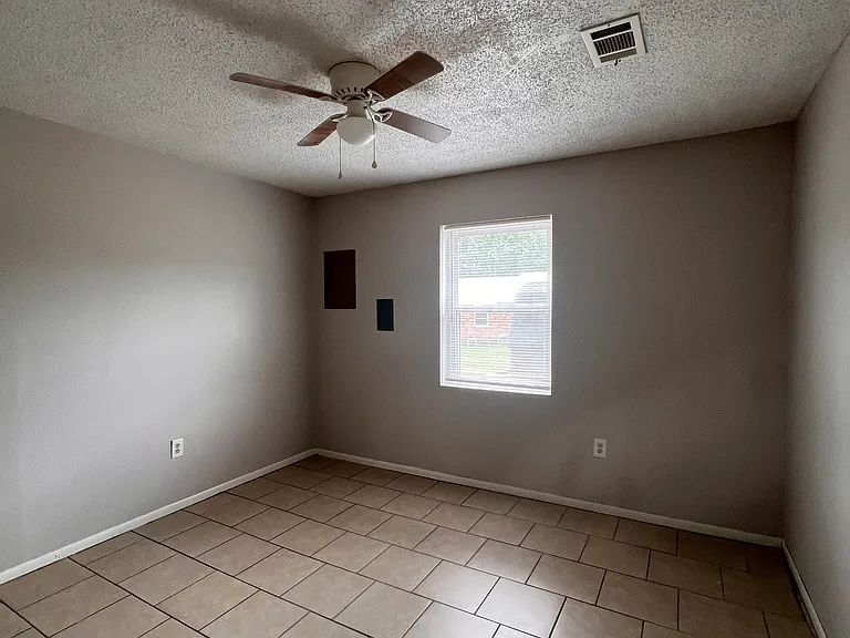 1605 University Pkwy #11 — Photo 6