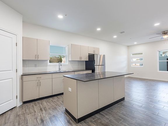 3rd image of 815 N 15th Pl #1