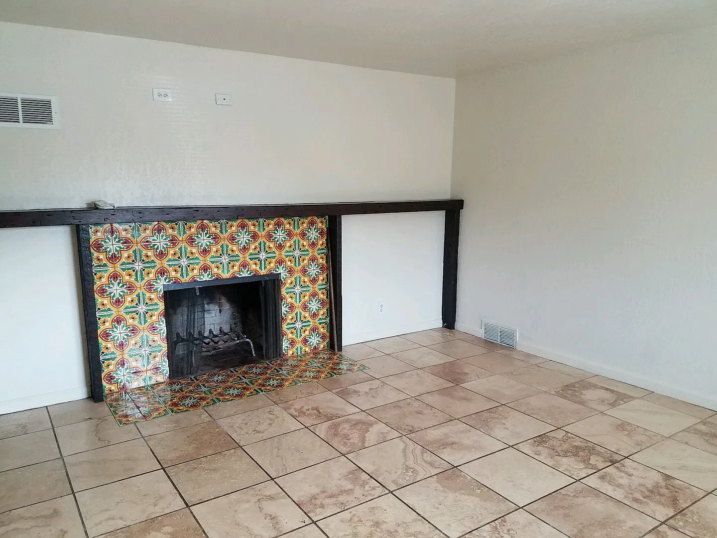 Cute and cozy 3 Bedroom on Extra Large Lot! — Photo 3