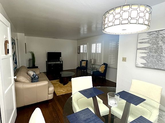 4th image of 900 E 118th Pl