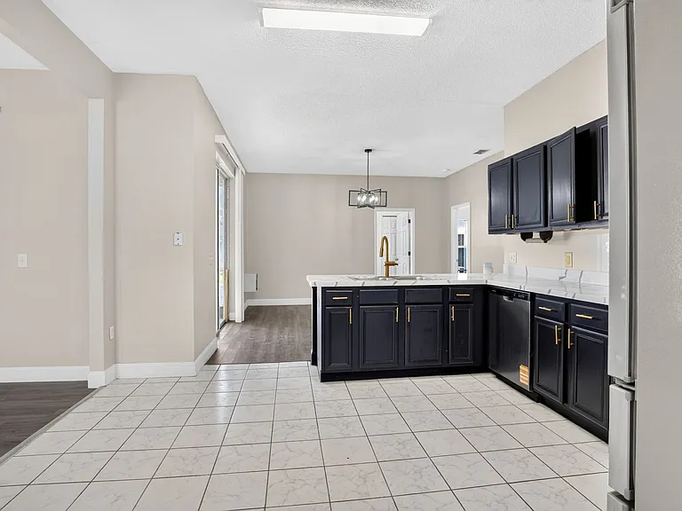 121 Aurelia Ct — Photo 16