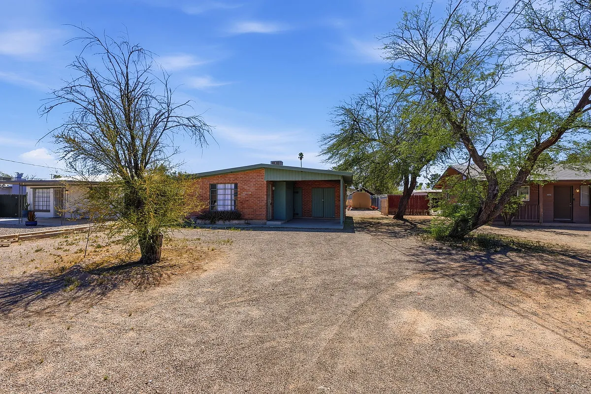 Building Photo - 3226 E Bermuda St #1