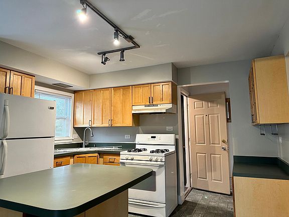 3rd image of 829 Harlem Ave #2