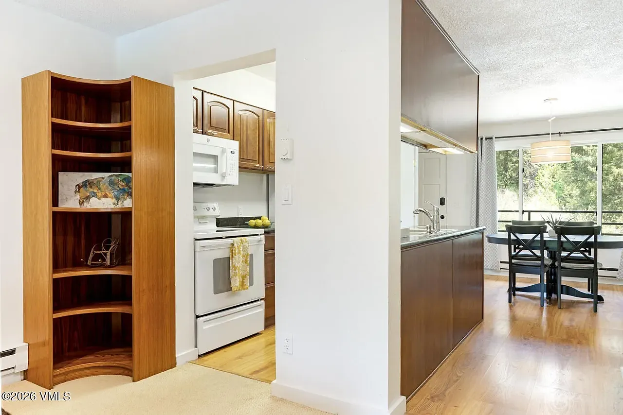 2 bed, 1010 sqft, $3,200 — Photo 4