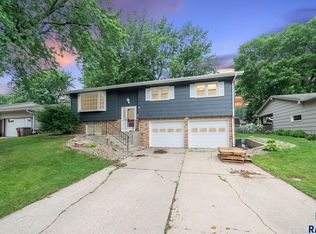 917 S Grandview Ave, Sioux Falls, SD 57103